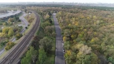 Zaporizhia yarı maraton üstten raylar yanında yol boyunca çalışan sporcuların Filme