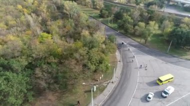 Zaporizhia yarı maraton üstten raylar yanında yol boyunca çalışan sporcuların Filme