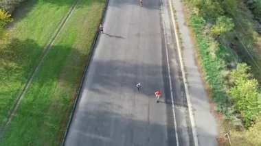 Zaporizhia / Ukrayna - 10.28.2018 Orman ve demiryolu arasında kuadkopterin altında koşan sporcular