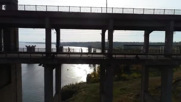 Portée Sur Quadcopter Parallèle Pont Sur Lequel Les Athlètes Courent — Video