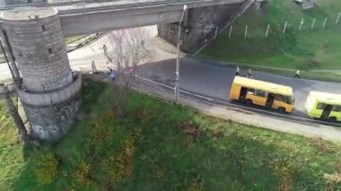 Bir kuş bakışı orman ve demiryolu arasında çalışan yarı maraton sporcuları çekim