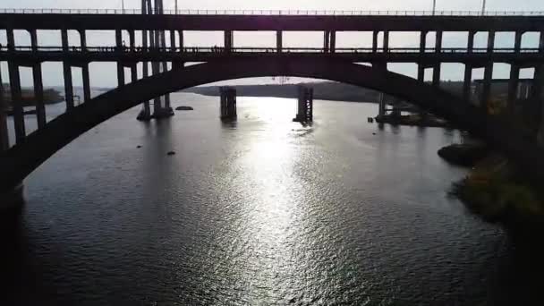 Extiende Sobre Quadcopter Bajo Puente Paralela Puente Que Los Atletas — Vídeo de stock