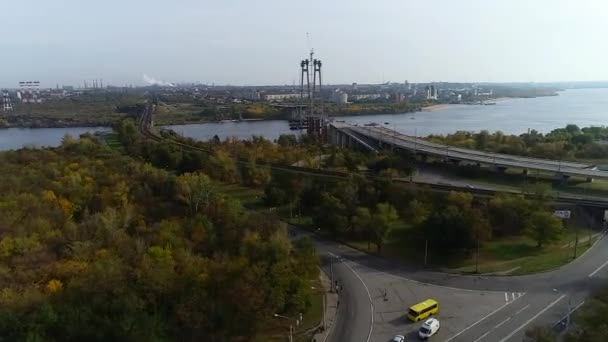 Skytte Rinnande Halvmaraton Idrottare Mellan Skogen Och Järnvägen Från Fågelperspektiv — Stockvideo