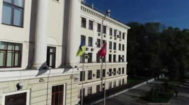 Ukrayna bayrağı önündeki eski tarzda idari bina cephe
