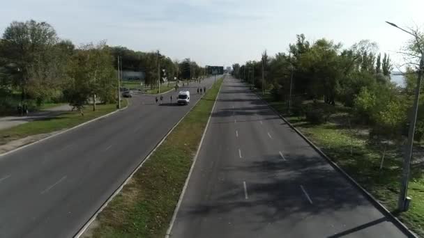 Zaporizhia Ukraine 2018 Ambulance Speed Passes Running Half Marathon Athletes — Stock Video