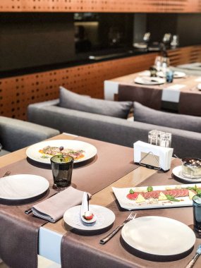 Kart veya kartpostal, kırmızı şarap, servis restoran masası için boş desen ile peynir ile dilimlenmiş ton balığı ve prosciutto