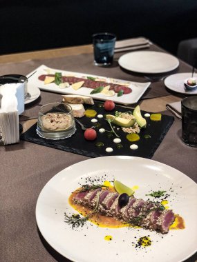 Kart veya kartpostal, kırmızı şarap, servis restoran masası için boş desen ile peynir ile dilimlenmiş ton balığı ve prosciutto