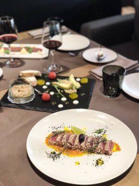 Kart veya kartpostal, kırmızı şarap, servis restoran masası için boş desen ile peynir ile dilimlenmiş ton balığı ve prosciutto