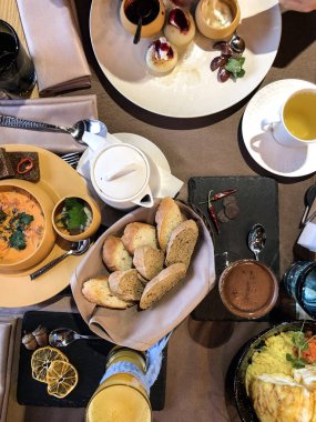 Farklı yemekler, salata, çorba, ekmek, lor krep, kahve vb/yüksek çözünürlüklü resim yemek kitabı, makbuz kitap veya gıda dergisi için mükemmel ile restoran masası servis