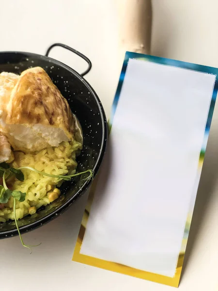 Metin için boş kartpostal ile basmati pirinç ve domates ile omlet. Yemek kitabı, makbuz kitabı veya gıda dergisi için mükemmel yüksek çözünürlüklü resim.