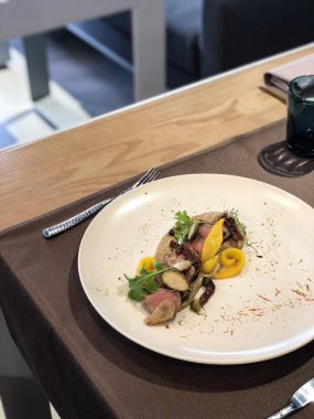 Izgara biber ile Vitello Materacamp/servis restoran masası/yemek kitabı, alış defteri veya gıda dergisi için mükemmel yüksek çözünürlüklü resim