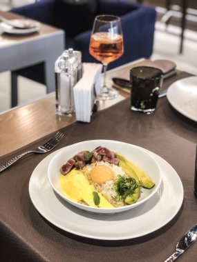 Pirinç, sarısı, beyaz balık fileto, Mısır ve avokado ile yumurta karıştırır. Yemek kitabı, makbuz kitabı veya gıda dergisi için mükemmel yüksek çözünürlüklü resim.