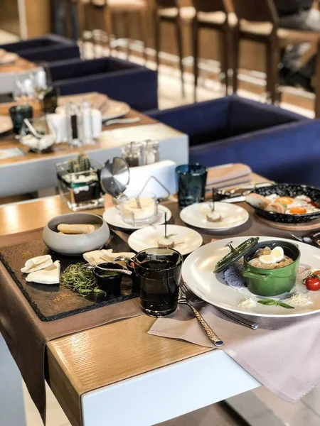 bir servis restoran masasında bir metal çanak tavşan ve yumurta ile fettuccine makarna (parmesan, domates)