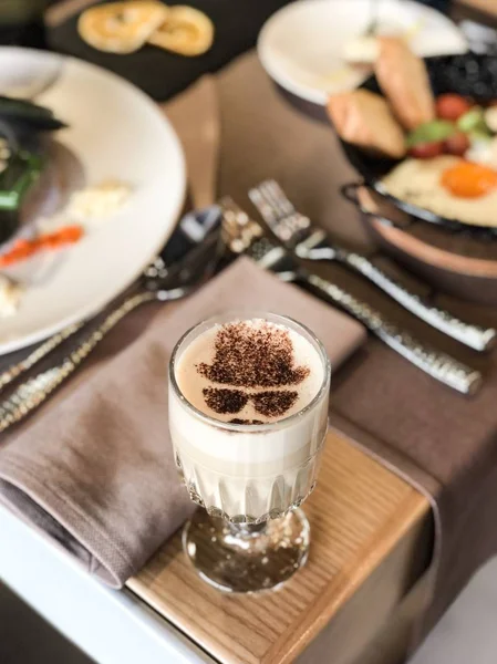 Heisenberg ve kurutulmuş portakal ile bir bardak kakao