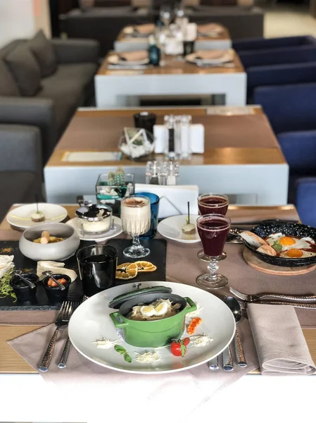 bir servis restoran masasında bir metal çanak tavşan ve yumurta ile fettuccine makarna (parmesan, domates)