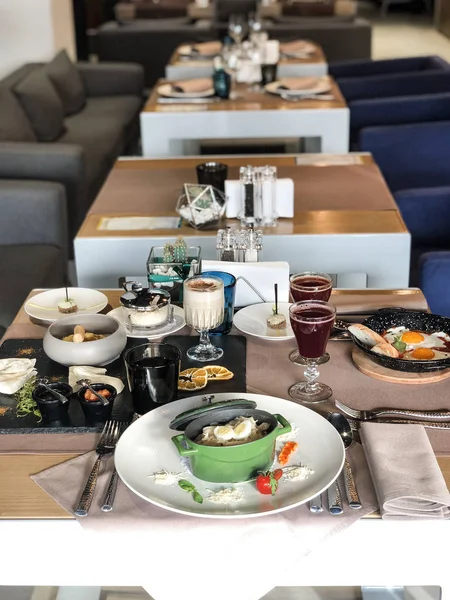 bir servis restoran masasında bir metal çanak tavşan ve yumurta ile fettuccine makarna (parmesan, domates)
