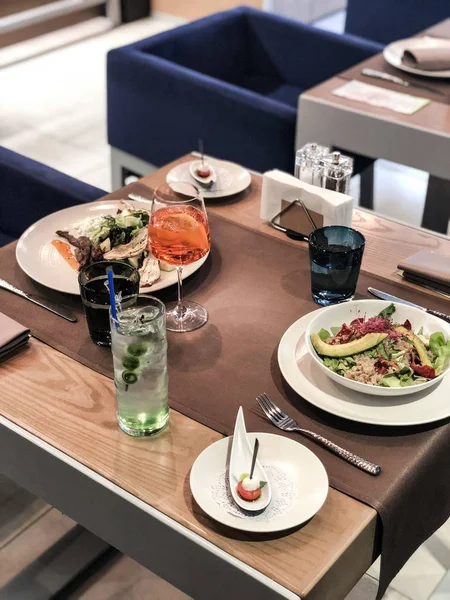 Farklı yemekler, salata, çorba, ekmek, lor krep, kahve vb/yüksek çözünürlüklü resim yemek kitabı, makbuz kitap veya gıda dergisi için mükemmel ile restoran masası servis