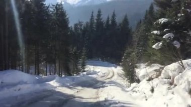 Ormanda bir kış dağ yolu boyunca bir UAZ tüm arazi araç sürme ve bir dağ Nehri yakınında