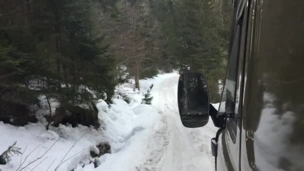 Jazda Pojazdem Terenowego Uaz Wzdłuż Górskiej Drogi Lesie Pobliżu Górskiej — Wideo stockowe