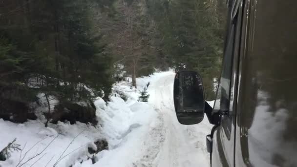 Ormanda Bir Kış Dağ Yolu Boyunca Bir Uaz Tüm Arazi — Stok video