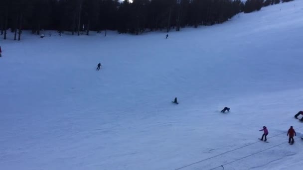 Snowboarder Faller Sluttning Bland Skidåkare Och Andra Snowboardåkare — Stockvideo