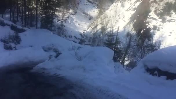 Fahrt Mit Einem Geländewagen Auf Einer Winterlichen Bergstraße Wald Und — Stockvideo