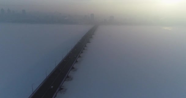 Original Datei Statisches Schießen Von Der Drohne Einer Straßenbrücke Nebel — Stockvideo