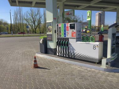 Dnipro / Ukrayna - 20.04.2019 Ukrayna şehrindeki benzin istasyonunda yakıt yok. Yakıt dağıtıcısı.