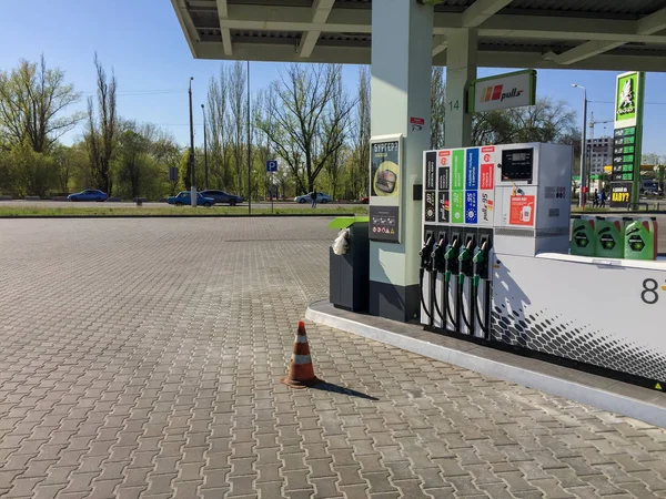 Dnipro / Ukrayna - 20.04.2019 Ukrayna şehrindeki benzin istasyonunda yakıt yok. Yakıt dağıtıcısı.