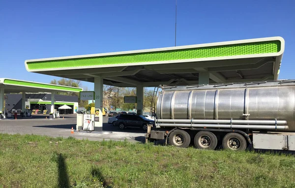 Ukrayna şehrinde benzin fiyatları ve tanker ile benzin istasyonu. Akaryakıt istasyonu işareti.