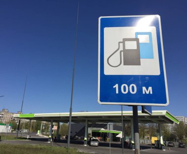 Ukrayna şehrinde benzin fiyatları ve tanker ile benzin istasyonu. Akaryakıt istasyonu işareti.