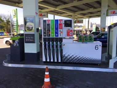 Dnipro / Ukrayna - 20.04.2019 Ukrayna şehrinde benzin fiyatları ve tanker ile benzin istasyonu. Akaryakıt istasyonu işareti.