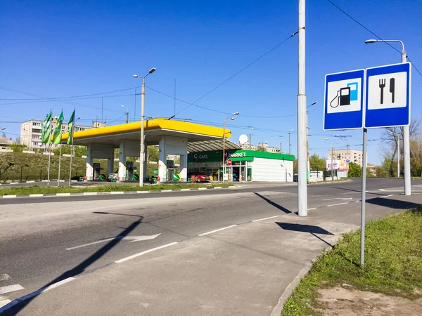 Дніпро Україна 2019 Азс Цінами Бензин Танкером Місті Україна Знак — стокове фото