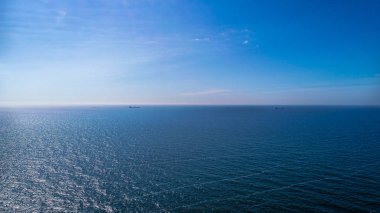 Ufukta birkaç kargo gemisinin havadan görünümü