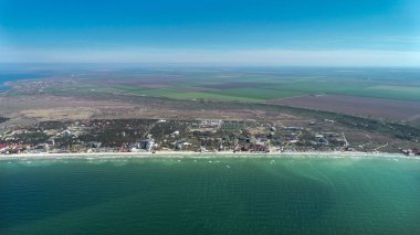 plajları ve orman ile deniz kıyısında küçük kasabanın havadan görünümü. Koblevo, Ukrayna.