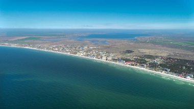 plajları ve orman ile deniz kıyısında küçük kasabanın havadan görünümü. Koblevo, Ukrayna.