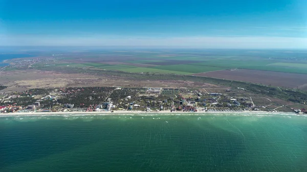plajları ve orman ile deniz kıyısında küçük kasabanın havadan görünümü. Koblevo, Ukrayna.