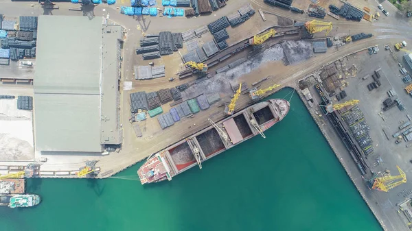 Vogel Beeld Van Een Groot Schip Met Lege Bunkers Onder Rechtenvrije Stockfoto's