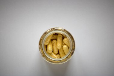 Kavanozda sarı haplar