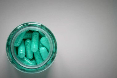 Kavanozda mavi haplar