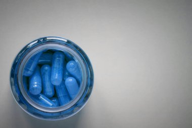 Kavanozda mavi haplar