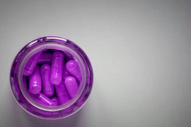 kavanozda mor haplar