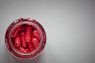 Kavanozda kırmızı haplar