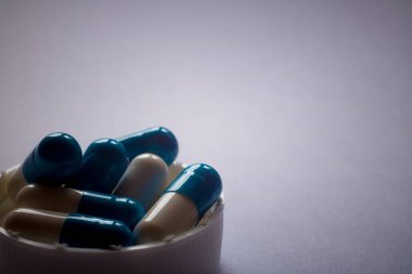 Sade arka planda mavi-beyaz haplar