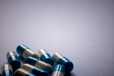 Sade arka planda mavi-beyaz haplar