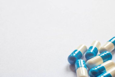 Sade arka planda mavi-beyaz haplar