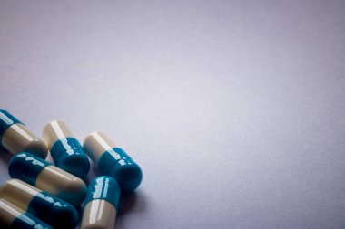 Sade arka planda mavi-beyaz haplar