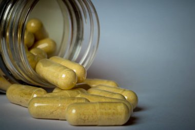 Kavanozda sarı haplar