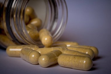 Kavanozda sarı haplar