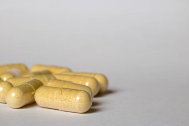 Masaya saçılmış sarı haplar